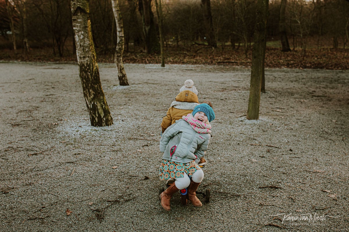 photographing children, photographing kids, child photography tips, tips for photographing kids, how to photograph kids | Photo: Brother and sister on a bike  Copyright Karin van Mierlo | Photography Playground