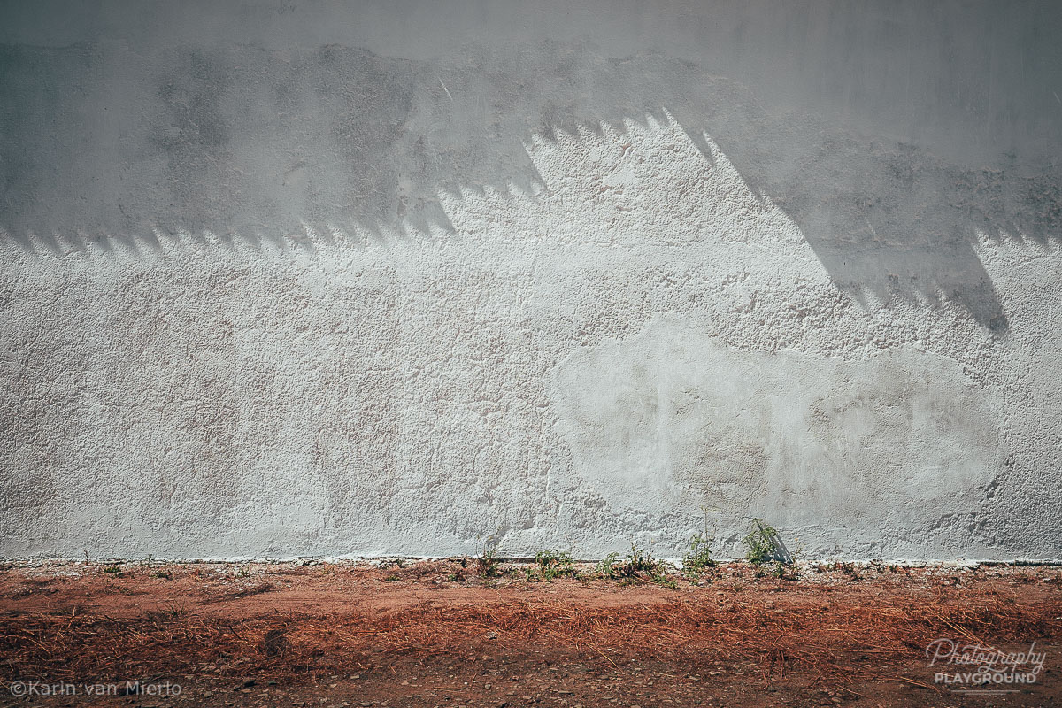 sharp focus, how to get sharp photos | Photo: White wall in Tavira, Portugal ©Karin van Mierlo, Photography Playground