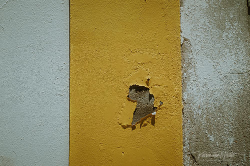 mindful photography course | ©Photo Karin van Mierlo at Photography Playground, weathered wall in Tavira, Portugal