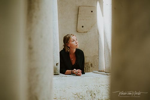 mindful photography course | ©Photo Karin van Mierlo at Photography Playground, Girl in a church, Italy