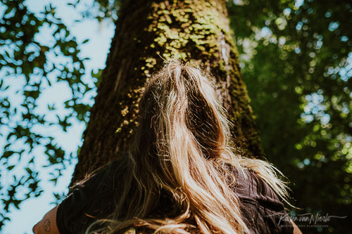 mindful photography course | ©Photo Karin van Mierlo at Photography Playground, Girls hugging a tree, Sintra, Portugal