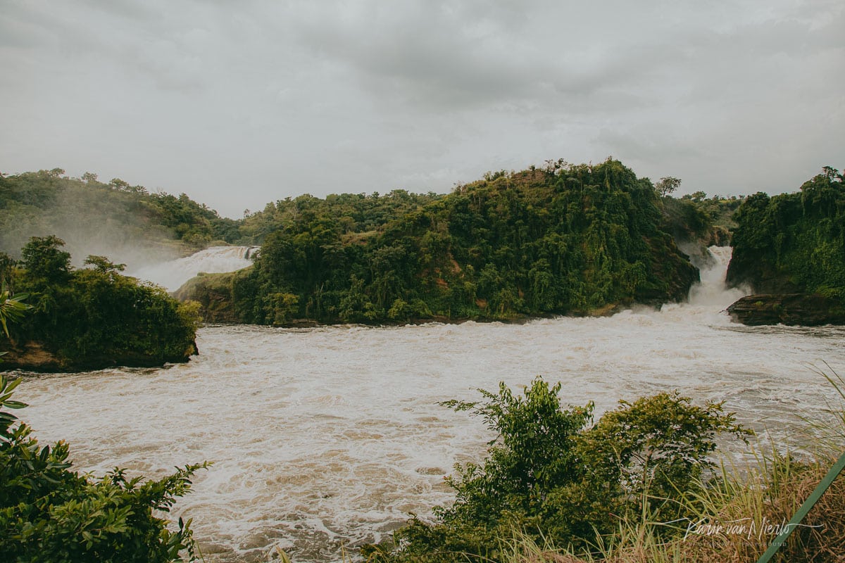 prime vs zoom lens | Copyright Karin van Mierlo for Photography Playground. Photo: Waterfalls in Murchison Falls National Park, Uganda