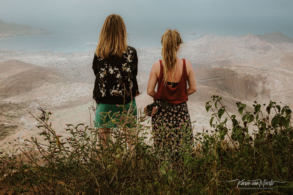 candid photography tips | Photo: Two women looking out over the bay in Cabo Verde ©Karin van Mierlo, Photography Playground