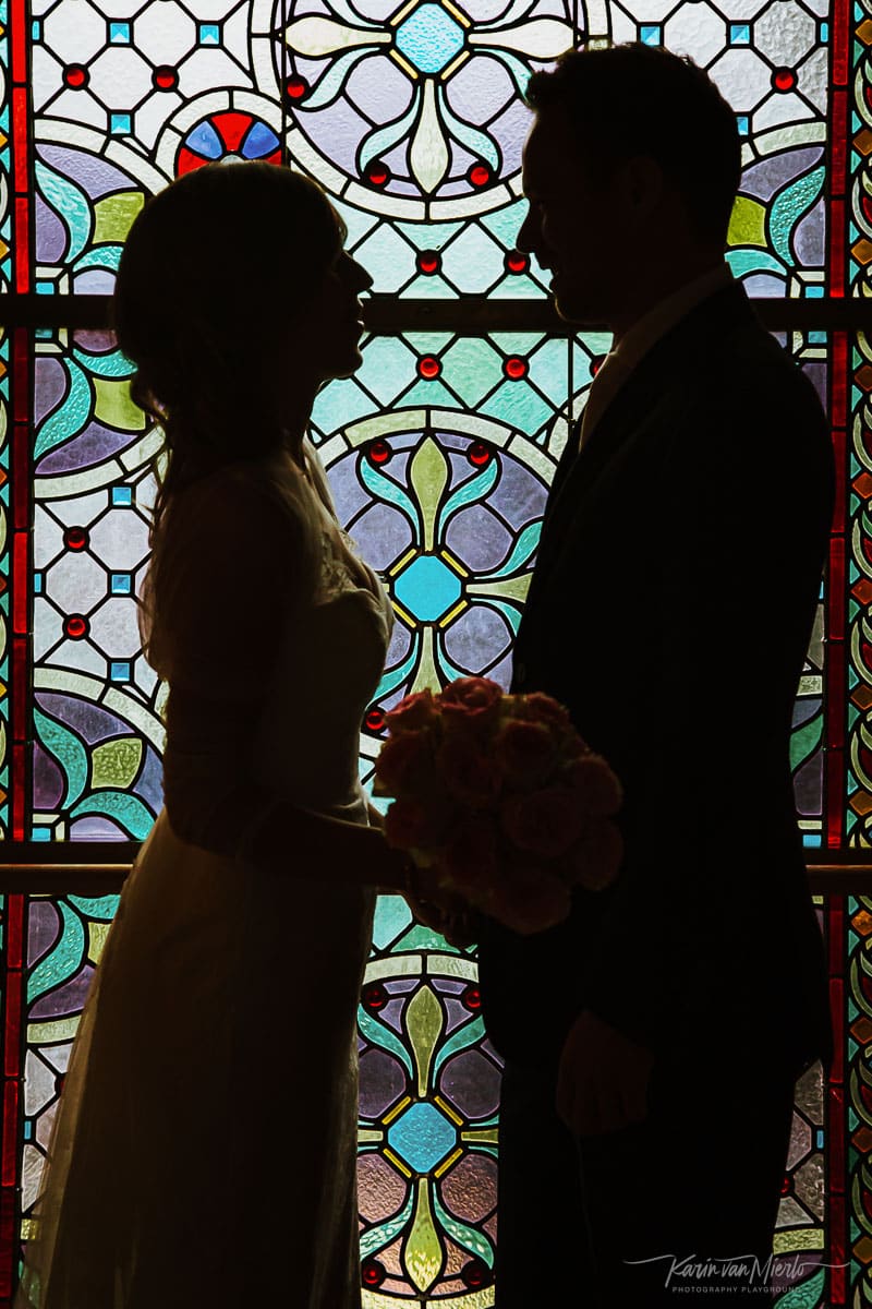 silhouette photography | Copyright Karin van Mierlo, Photography Playground. Photo: Silhouette of a wedding couple in a church, The Hague, Netherlands