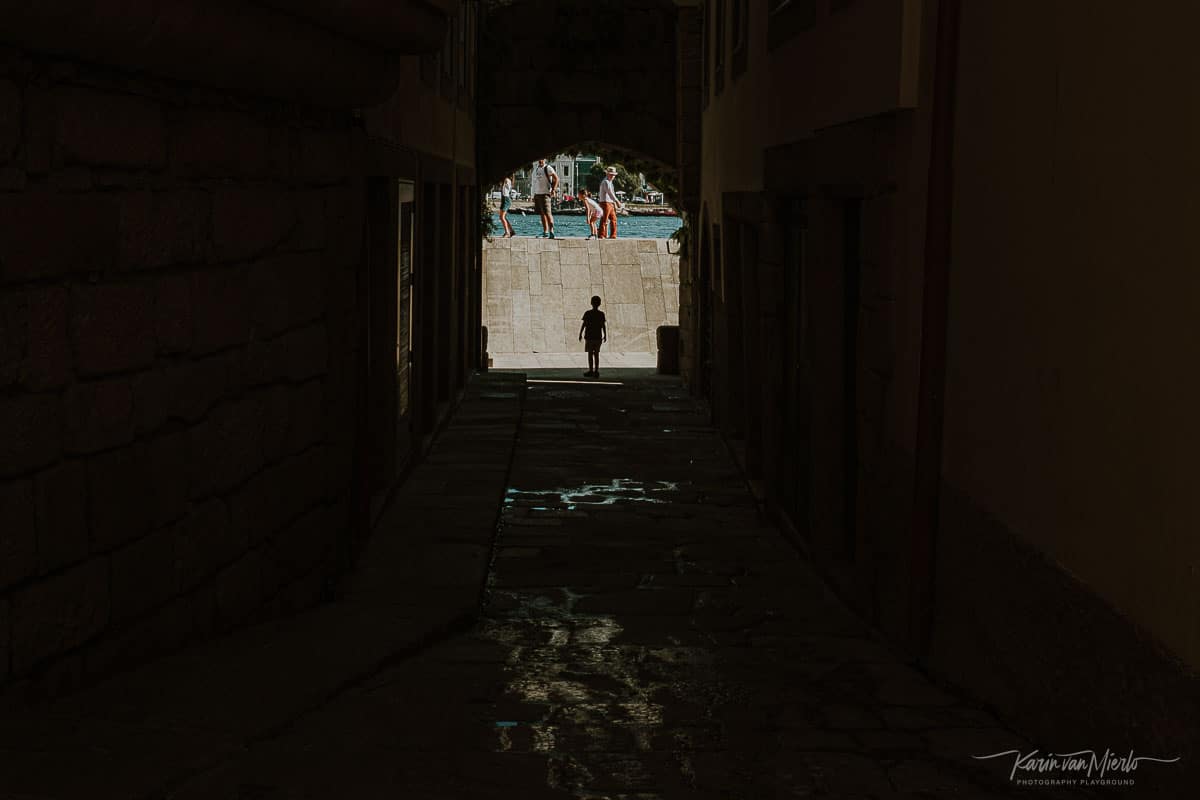 silhouette photography | Copyright Karin van Mierlo, Photography Playground. Photo: Silhouette of a boy in an alley, Porto, Portugal