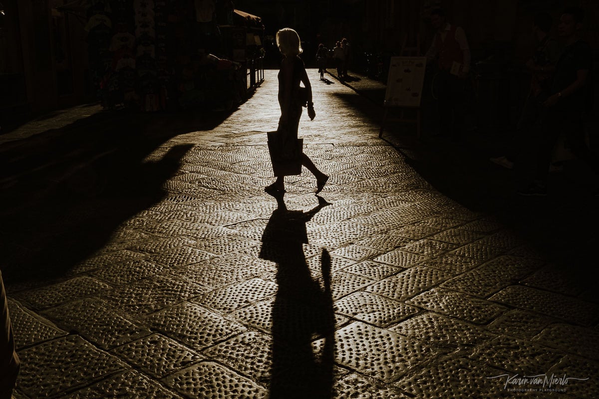 silhouette photography | Copyright Karin van Mierlo, Photography Playground. Photo: Silhouette of a woman in the streets of Florence, Italy